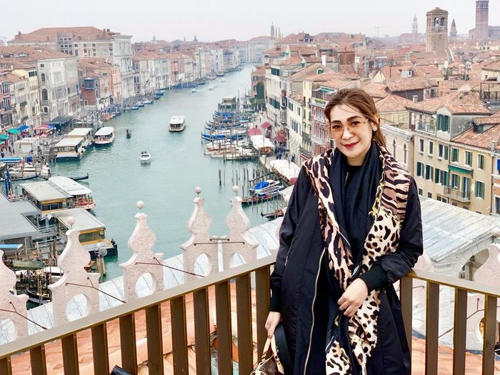 Erin Taulany, istri Andre Taulany, saat plesiran ke luar negeri.