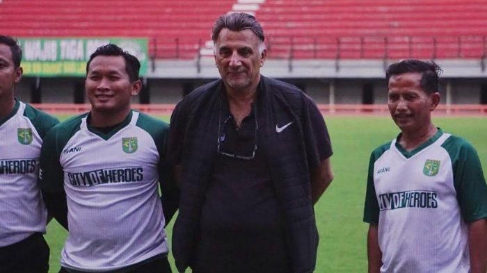 Instruktur AFC, Bader Ahmad (tengah), bersama pelatih Persebaya Surabaya, Djadjang Nurdjaman (kanan), dan pelatih fisik Persebaya, Rudy Eka Priyambada (kiri), saat memantau latihan tim pada 21 April 2019 untuk persiapan melawan Madura United di babak delapan besar Piala Indonesia 2018.