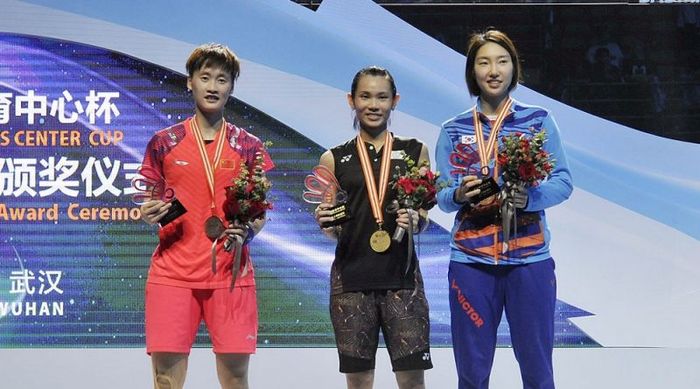(ki-ka) Chen Yufei (China), Tai Tzu Ying (Taiwan), Sung Ji-hyun (Korea Selatan) pada podium Kejuaraan Asia 2018, (29/4/2019),di Wuhan, China.