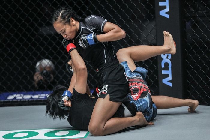 Atlet ONE Championship asal Indonesia, Dwi Ani Retno Wulan (atas).