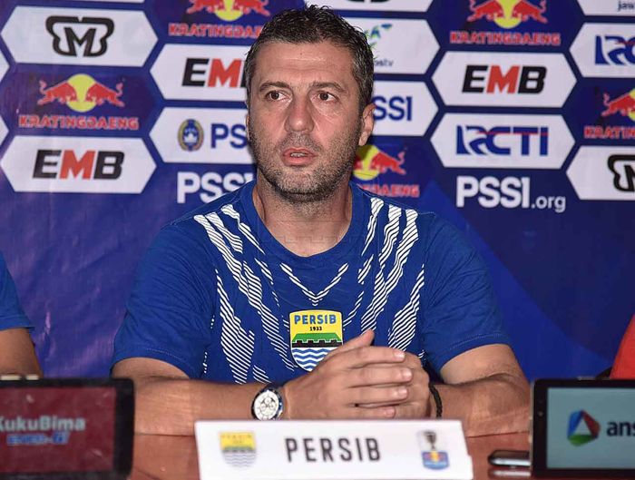 Pelatih Persib Bandung, Miljan Radovic, memberikan keterangan saat sesi konferensi pers sebelum pertandingan timnya melawan Borneo FC pada leg pertama delapan besar Piala Indonesia 2018 di Stadion Segiri, Samarinda, Rabu (24/4/2019).