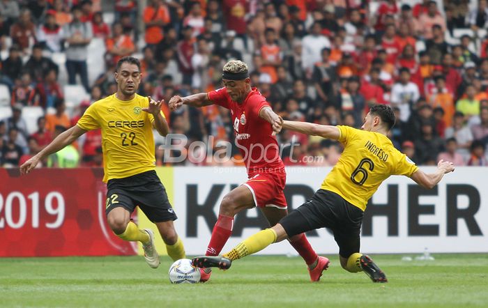 Pemain Persija Jakarta, Bruno Mator berebut bola dengan pemain Ceres Negros FC pada laga penyisihan Grup G AFC CUP di Stadion Utama Gelora Bung Karno, Senayan, Jakarta,  Selasa (23/4/2019) dalam laga tersebut persija harus mengakui kekalahannya melawan Ceres dengan skor 2-3. 