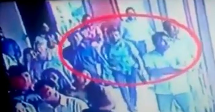 Pelaku saat berada di antara jemaat gereja