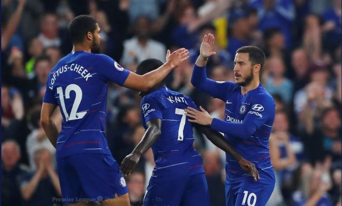 Para pemain Chelsea, Ruben Loftus-Cheek, N'Golo Kante, dan Eden Hazard, merayakan gol yang dicetak ke gawang Burnley dalam laga Liga Inggris di Stadion Stamford Bridge, 22 April 2019.