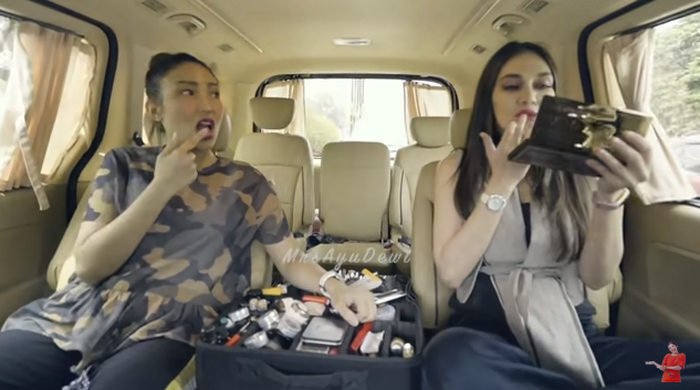 Ayu dewi membocorkan harga bopdy lotion mewah berharga fantastis yang dipakai Luna Maya sehari-hari