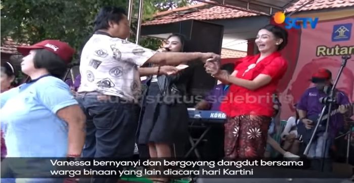 Vanessa Angel disawer saat joget di atas panggung