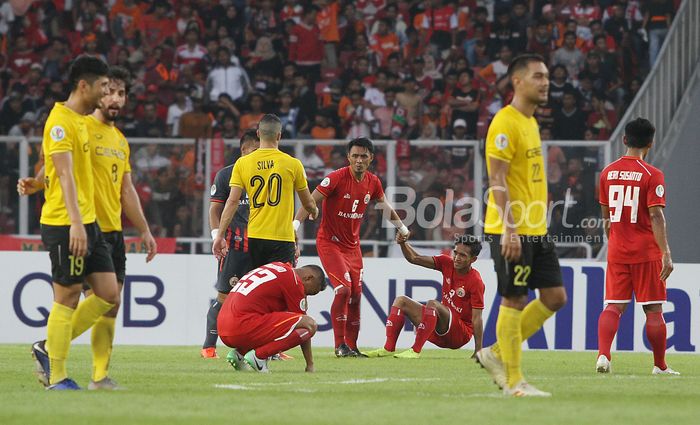 Pemain Persija Jakarta usai bermain melawan Ceres Negros FC pada laga penyisihan Grup G AFC CUP di Stadion Utama Gelora Bung Karno, Senayan, Jakarta,  Selasa (23/4/2019) dalam laga tersebut persija harus mengakui kekalahannya melawan Ceres dengan skor 2-3. 