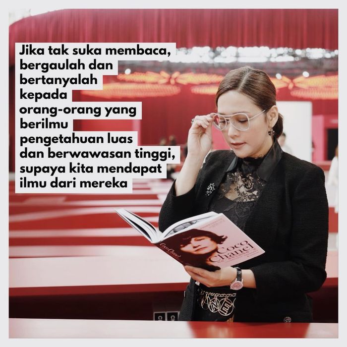 Maia Estianty tampil dengan busana serba hitam