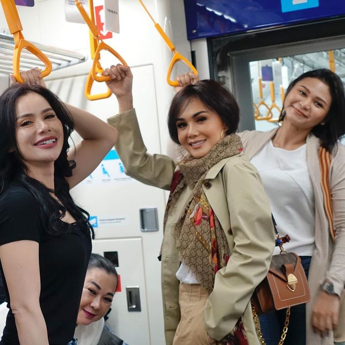 Penampilan modis Yuni Shara saat pertama kali mencoba MRT