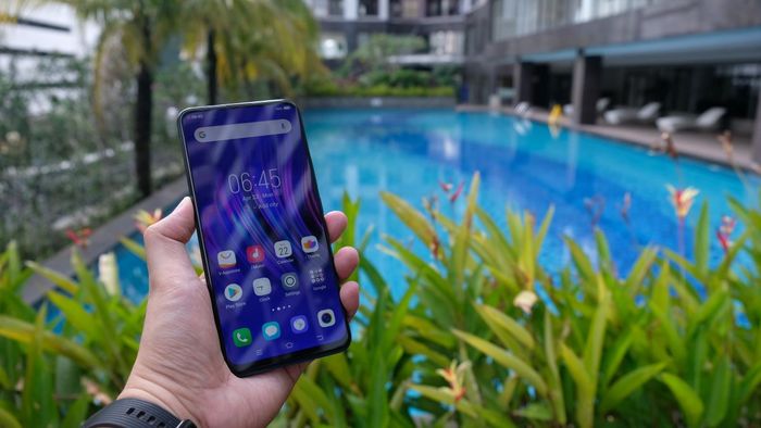 Smartphone flagship Vivo Indonesia, Vivo 15 dengan layar Ultimate All Screen yang mempunyai rasio 90,95 persen layar berbanding body.