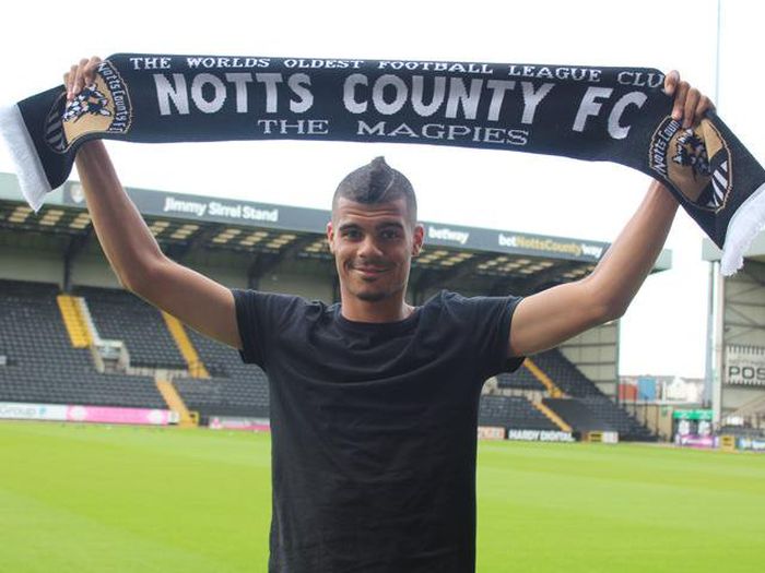 Bek asal Togo Mawouna Amevor saat diperkenalkan oleh Notts County FC.