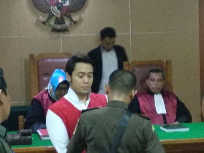 Kriss Hatta jalani sidang bendahara afair manipulasi piagam berbaur di Pengadilan Negeri Bekasi, Rabu (24 April 2019).