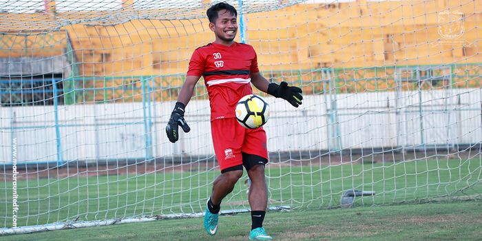 Andik Vermansah mencoba tantangan menjadi kiper saat latihan bersama Madura United jelang laga kontra Persebaya Surabaya di Piala Indonesia 2018.