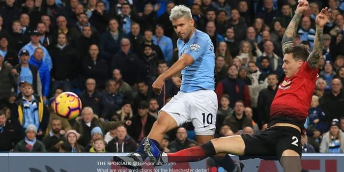 Aksi Sergio Aguero (kiri) dan Victor Lindelof (kanan) dalam pertandingan Manchester City vs Manchester United di Stadion Etihad, 11 November 2019.