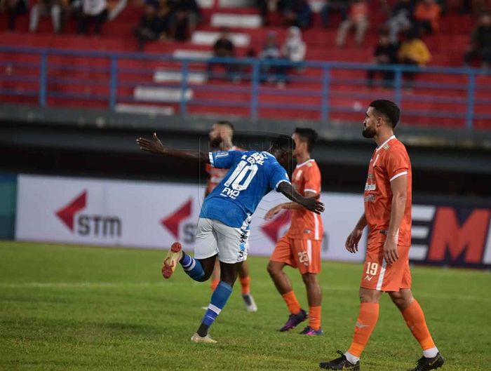 Striker Persib Bandung Ezechiel N'Doaussel selebrasi gol di antara sejumlah pemain Borneo FC dalam leg 1 babak 8 besar Piala Indonesia 2018-2019 di Stadion Segiri, Samarinda, Rabu (24/4/2019) sore WIB.