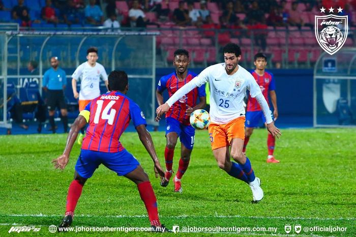 Gelandang Shandong Luneng, Marouane Fellaini (25) mencoba melewati jangkar Johor Darul Takzim, Harris Harun (14) pada lanjutan Liga Champions Asia 2019 di Stadion Dato Tan Sri Hassan Yunos, Larkin, Johor Bahru, 24 April 2019.