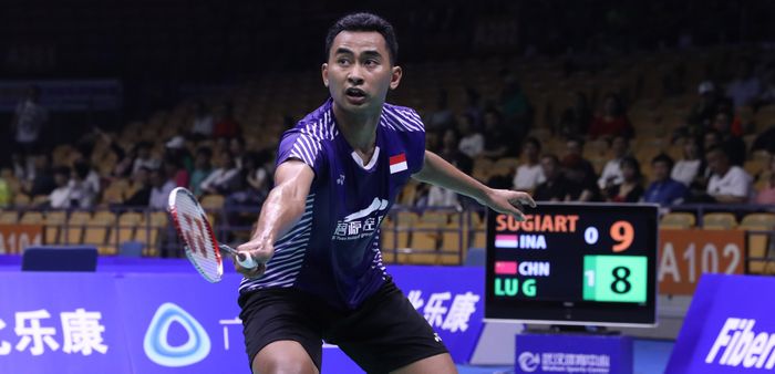 Tunggal putra Indonesia, Tommy Sugiarto, saat berhadapan dengan Lu Guangzu (China) pada babak kedua Kejuaraan Asia (Badminton Asia Championships) 2019, di Wuhan Sports Center Gymnasium, Wuhan, Hubei, China, Kamis (25/4/2019).