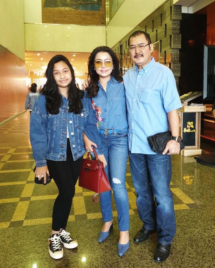 Fashion anak Mayangsari pakai sneakers