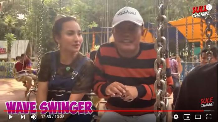 Sule dan Naomi Zaskia kembali duduk bersebelahan di wahana wave swinger.