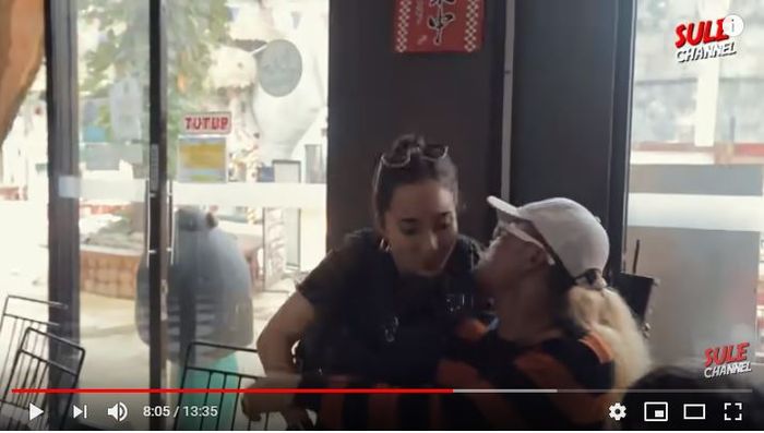 Sule dan Naomi Zaskia cipika-cipiki di Jungleland