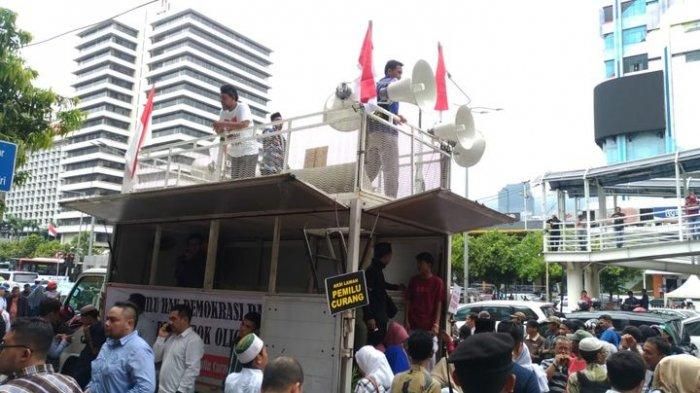 Aksi unjuk rasa bertajuk 'Aksi Lawan Pemilu Curang' digelar puluhan masyarakat di depan Gedung Bawaslu RI, Jalan MH Thamrin, Tanah Abang, Jakarta Pusat pada Rabu (24/4/2019) siang.
