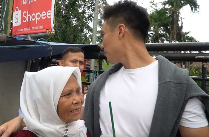 Biasa Jahili Orang, Baim Wong Panik Saat Ibu Penjual Es Kelapa Ini Hampir Pingsan Karena Ulahnya
