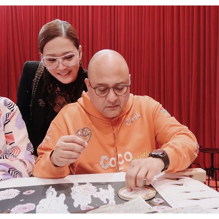 Irwan Mussry belajar membordir ditemani Maia Estianty di event Chanel di Shanghai, Tiongkok.