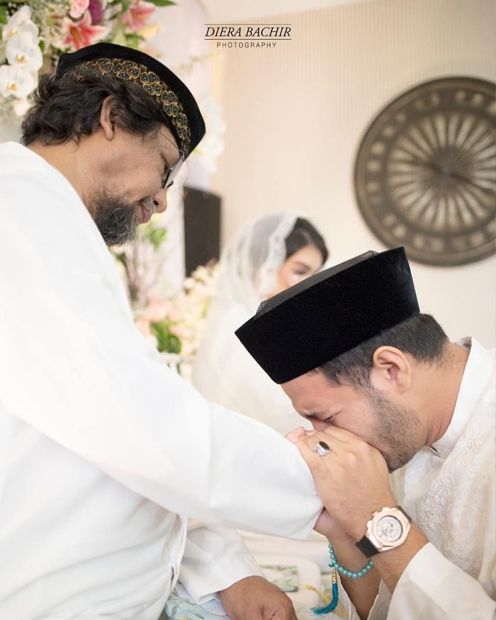 Ammar Zoni bersimpuh di hadapan sang ayahanda