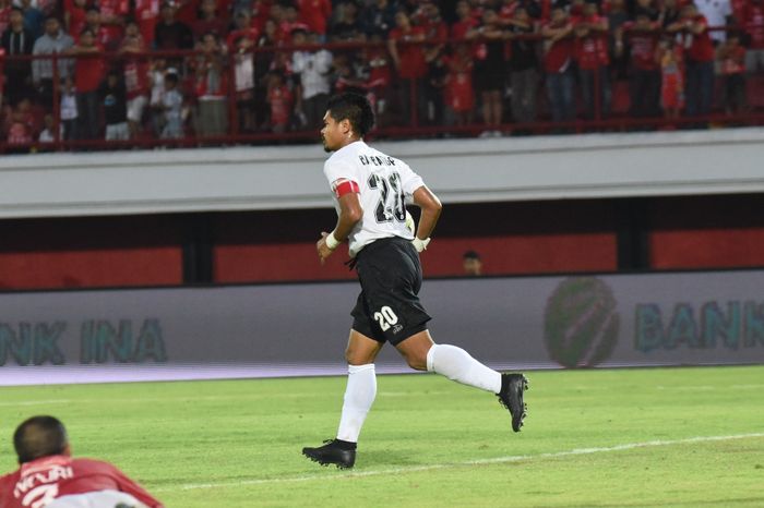 Penyerang Persija Jakarta, Bambang Pamungkas, mencetak gol ke gawang Bali United