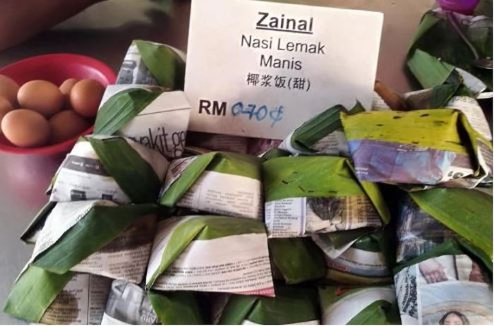 
Nasi bungkus yang dijual di warung Ikhbal. 