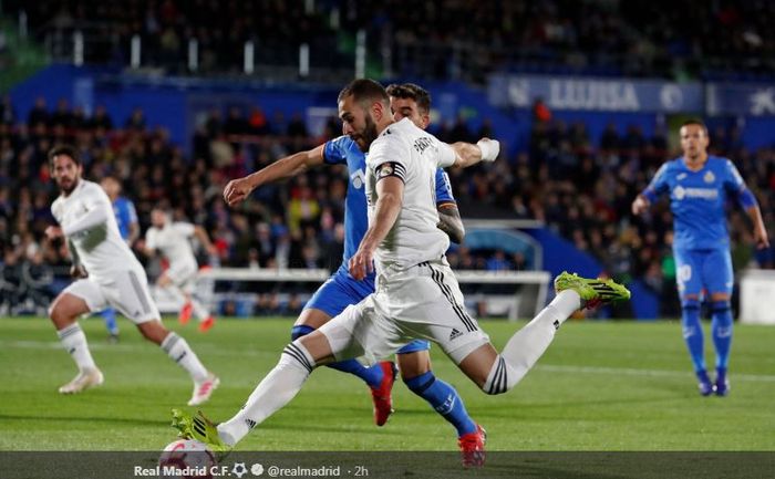 Striker Real Madrid, Karim Benzema, beraksi dalam laga Liga Spanyol melawan Getafe di Stadion Coliseum Alfonso Perez, Kamis (25/4/2019).