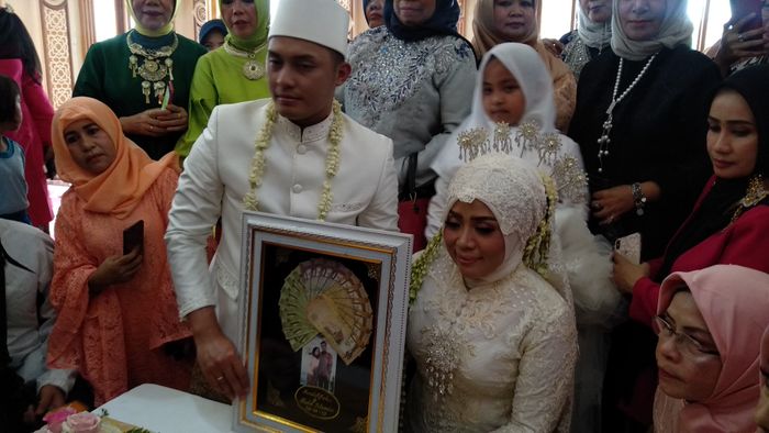 Muzdalifah dan Fadel Islami menikah di kediaman Muzdalifah di Jalan Adisucipto, Tangerang, Banten pada Jumat (26/4/2019).