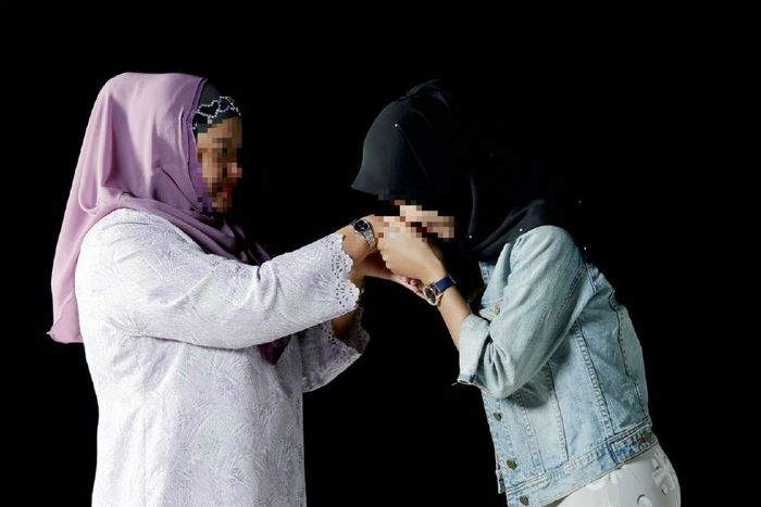 Korban bersalaman dengan istri pelaku.