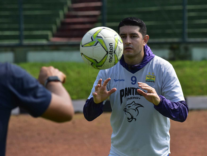 Gelandang naturalisasi asal Argentina, Esteban Vizcarra mulai bergabung dalam sesi latihan Persib.