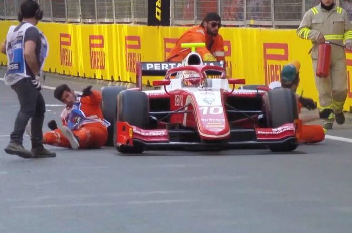 Insiden yang menimpa pembalap Prema Racing asal Indonesia, Sean Gelael, di Kualifikasi Feature Race di <a href='https://batam.tribunnews.com/tag/gp-azerbaijan' title='GP Azerbaijan'>GP Azerbaijan</a> di Baku, Jumat (26/4/2019).