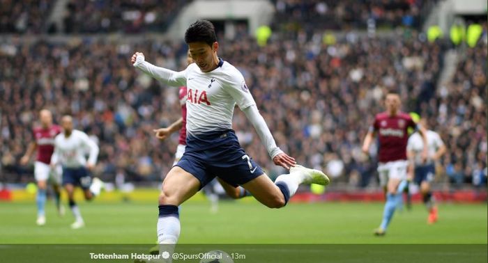 Penyerang sayap Tottenham Hotspur, Son Heung-min melepaskan tembakan dalam laga pekan ke-36 Liga Inggris kontra West Ham United di Tottenham Hotspur Stadium, 27 April 2019.