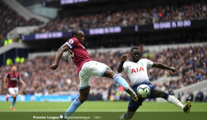 Penyerang West Ham United, Michail Antonio, berhadapan dengan bek Tottenham Hotspur, Davinson Sanchez pada laga pekan ke-36 Liga Inggris di Tottenham Hotspur Stadium, 27 April 2019.