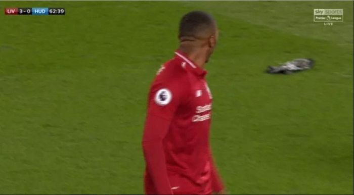 Striker Liverpool, Daniel Sturridge, menatap benda yang diduga bangkai burung dara dalam laga di Anfield melawan Huddersfield, Jumat (26/4/2019).