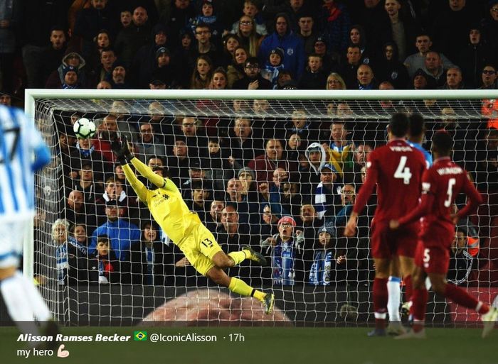 Aksi Alisson Becker menggagalkan tendangan Juninho Bacuna saat Liverpool menghadapi Huddersfield Town