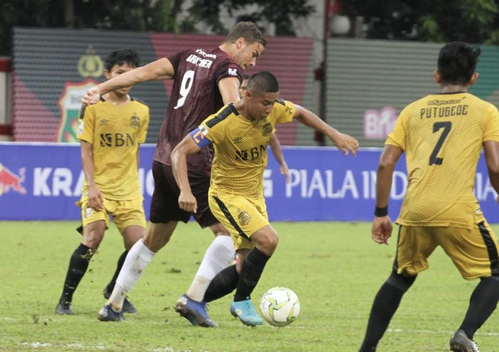 Kapten Bhayangkara FC, Indra Kahfi Ardhiyaksa, berduel dengan striker PSM Makassar, Eero Markkanen di babak perempat final Piala Indonesia, Sabtu (27/4/2019).