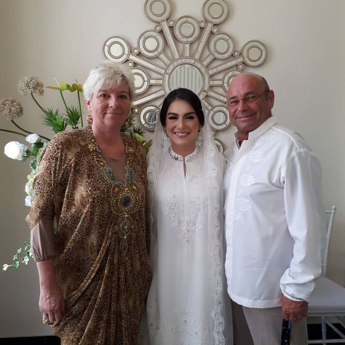 Irish Bella tampak akrab dengan Christel De Veughele, pacar dari ayah kandungnya.