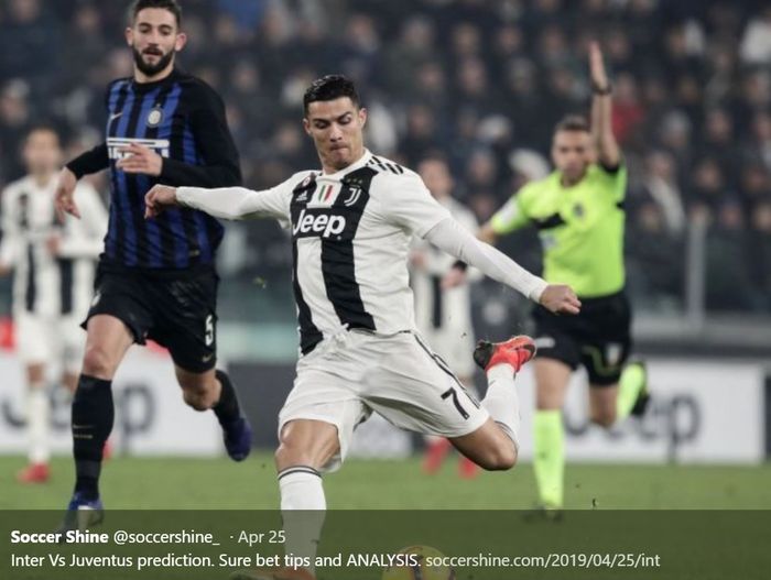 Cristiano Ronaldo melakukan sepakan dengan kaki kiri saat pertandingan melawan Inter Milan pada pertemuan pertama Liga Italia musim 2018-2019