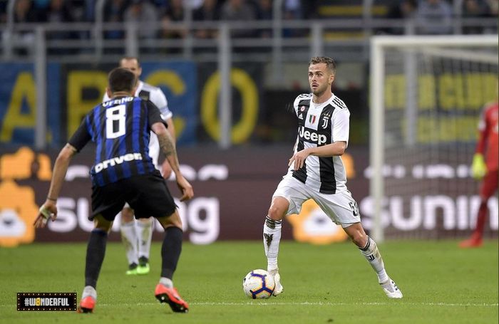 Gelandang Juventus, Miralem Pjanic, dihadang pemain Inter Milan, Matias Vecino, pada laga Liga Italia Serie A pada Ahad (28/4/2019) di Stadion Giuseppe Meazza, Milan.