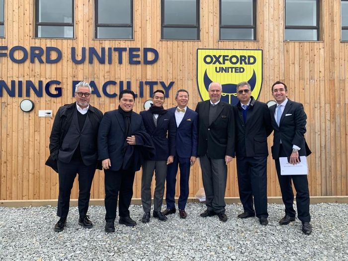Dua pengusaha muda Indonesia, Erick Thohir dan Anindya Bakrie (dua dan tiga dari kiri) bersama para petinggi Oxford United FC di depan Stadion Kassam pada 27 April 2019.