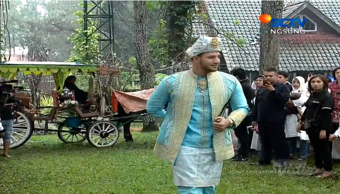 Ammar Zoni turun dari dokar yang membawanya.