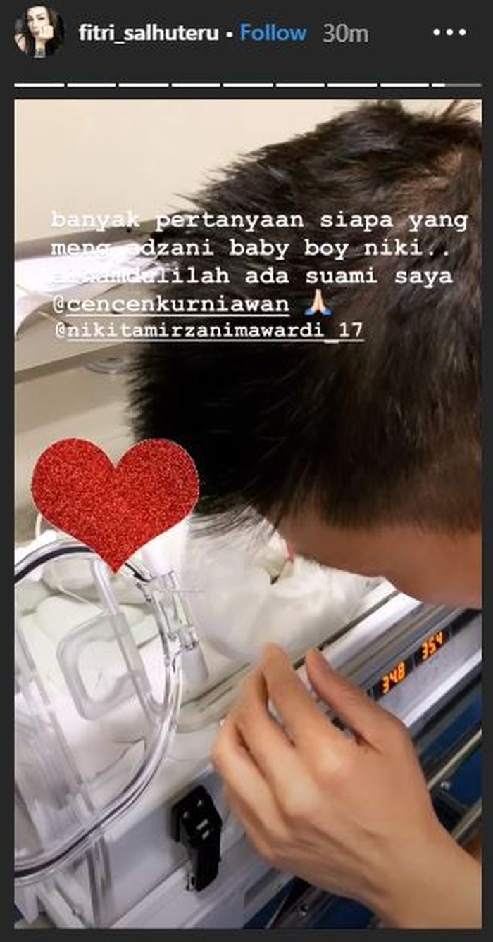Suami Fitri Salhuteru mengadzani <a href='https://jambi.tribunnews.com/tag/anak-nikita-mirzani' title='anak Nikita Mirzani'>anak Nikita Mirzani</a> menggantikan <a href='https://jambi.tribunnews.com/tag/dipo-latief' title='Dipo Latief'>Dipo Latief</a>.