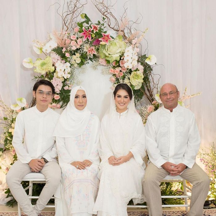 Keluarga Irish Bella saat pengajian jelang pernikahannya, Kamis (25/4/2019).