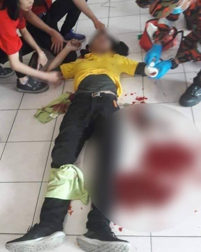 Setelah cek-cok, pria asing bersama temannya mendatagi korban dan langsung menyabetkan senjata tajam.