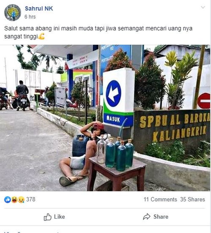 Penuh Keyakinan, Bermodal 6 Botol Pria Ini Buka Lapak Bensin Eceran Tepat di Depan Pintu Masuk SPBU