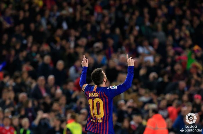 Striker Barcelona, Lionel Messi, merayakan gol yang ia cetak ke gawang Levante pada laga La Liga Spanyol, Ahad (28/4/2019), di Stadion Camp Nou.